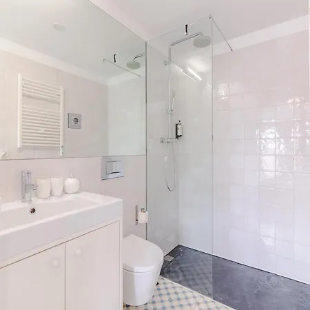 Charming Studio, Ideal For Smaller Groups * Porto